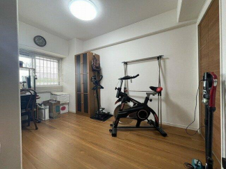 用途多彩な北東洋室です
