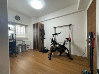 用途多彩な北東洋室です