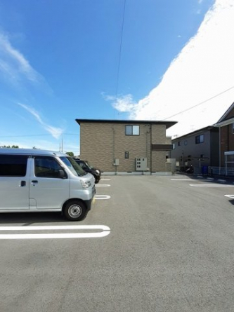 駐車場があるので、車を買う予定の方も安心です