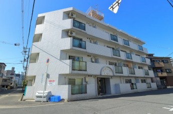 マンションの外観は、白いタイル張りです。