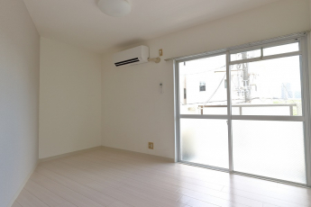 エアコン付き　日当たり良し。