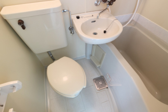 シンプルな３点ユニットバス。