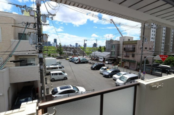 ベランダ　淀川の堤防が見えます。