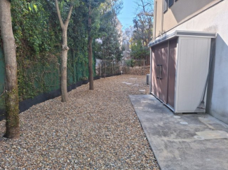 お庭には倉庫もございます