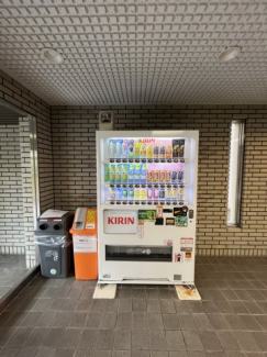エントランス部分に自動販売機があるので便利です