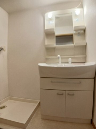 ゆったりとスペースのある洗面所