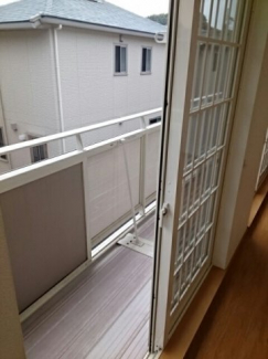 暖かな日差しのふりそそぐバルコニー