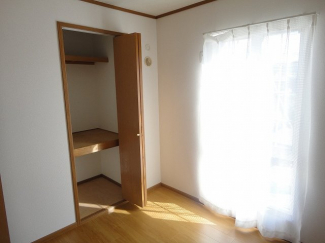 明るい色調の室内です