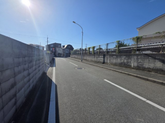 【前面道路含む現地写真】