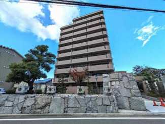 スーパー徒歩１０分、コンビニ徒歩８分、市坪橋バス停徒歩３分の