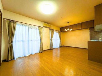 掃き出し窓からたっぷり光が入る明るいお部屋。風通しの良さも魅