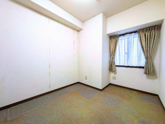 ゆったりとした洋室は寝室や書斎としても活用可能。窓付きで自然