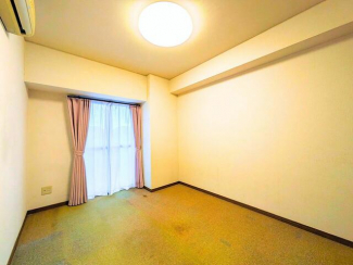 もう一つの洋室はプライベートな空間としてもおすすめ。お子様部