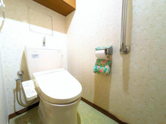 温水洗浄便座付きのトイレで、手すりもあり安心感があります。