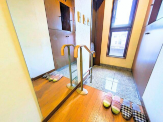 玄関には手すりが設置されており、靴の脱ぎ履きや段差の昇降をサ