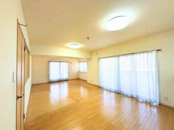 大きな窓からたっぷりの日差しが入る、明るく快適なリビング空間