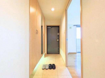 スッキリとした玄関ホール。大容量のシューズボックス付きで収納