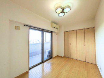 クローゼット付きの洋室は寝室や子供部屋にぴったり。バルコニー