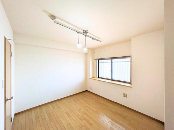 窓のある明るいお部屋。テレワークや趣味部屋としてもおすすめで