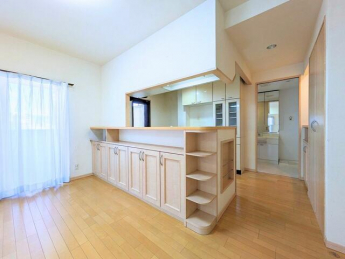 家族との会話が弾む対面キッチン。収納棚付きで整理整頓もラクラ