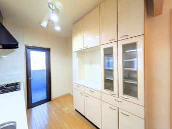 パントリー代わりにも使える大型収納付き。キッチン周りをすっき