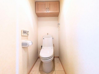 温水洗浄便座付きトイレで快適♪上部収納付きでトイレットペーパ