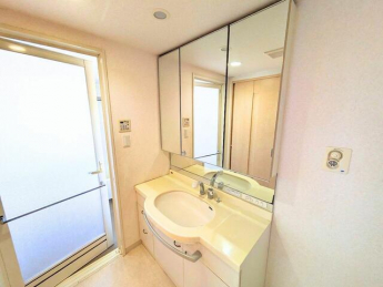 三面鏡付きの広々洗面化粧台。朝の支度もスムーズにこなせます。