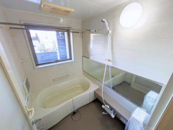 開放感ある窓付き浴室！ゆったり入れるバスタブで一日の疲れをリ