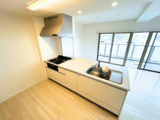 料理中も外の景色を楽しめる贅沢なレイアウト。気持ちまで晴れや