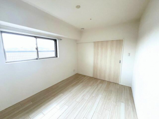 明るい日差しが差し込む洋室。木目調の建具がナチュラルな雰囲気
