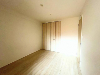 たっぷり収納付きの洋室。シンプルな内装で、家具の配置もしやす