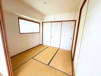 ナチュラルな色合いのふすまと畳で、どこか懐かしさを感じられる