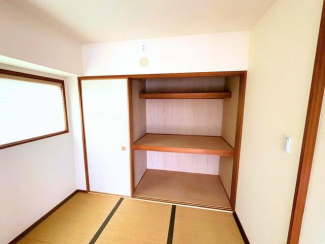 収納力のある押し入れ付きで、季節物や来客用の寝具もしっかりし