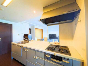 調理中もリビングの様子が分かる対面式キッチンは、小さなお子様