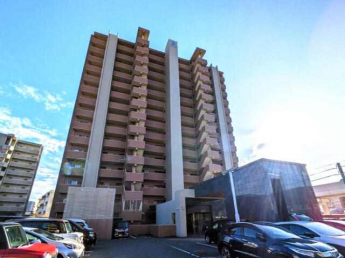 西竹原バス停徒歩２分、スーパー徒歩８分、コンビニ徒歩２分の立