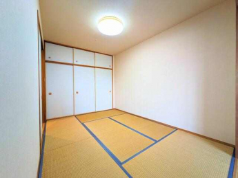 明るい照明が印象的な和室。生活の中心にも、来客用のお部屋にも