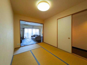 和室からリビングを望むゆったりとした眺め。空間のつながりが感