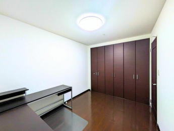 シンプルで家具の配置がしやすい洋室には、大容量のクローゼット