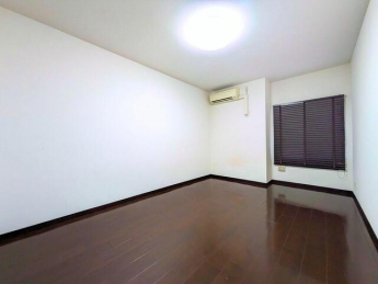 落ち着きあるダークブラウンの床とシンプルな壁面が、リラックス