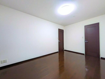 すっきりとした内装で、ベッドやデスクの配置もしやすい洋室です