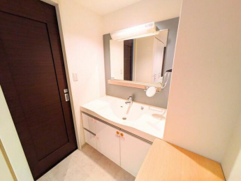 幅広の洗面ボウルと大きな鏡が特徴の洗面台。朝の準備やお手入れ