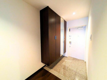 石目調の床タイルが印象的な玄関は、来客を迎えるにふさわしい落