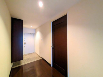 玄関から室内へと続くホール部分も広めに設計。お出かけ・ご帰宅