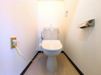 ナチュラルな内装で仕上げられたトイレは、清潔感のある空間。温
