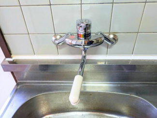 キッチンの水栓はレバー操作でお湯と水の調整が簡単にできる仕様