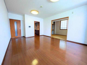 隣接した和室とつながるリビングは、戸を開ければより広くお使い