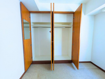 中の奥行きも十分な収納スペース。コートやワンピースなどの長物