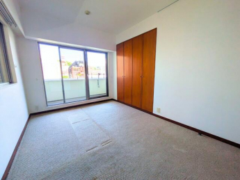 バルコニーに面した明るい洋室。クローゼットも備え付けられてお