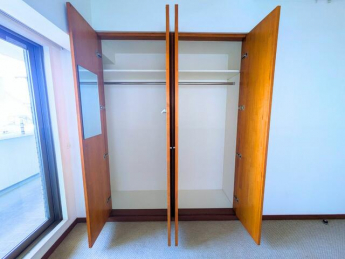 鏡付き扉が便利な収納。衣類を収納するだけでなく、身支度の際に