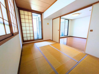 温かみのある畳と障子が印象的な和室。